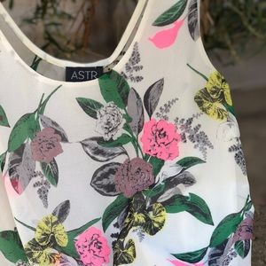 NW ASTR floral 💐 top, Sz M